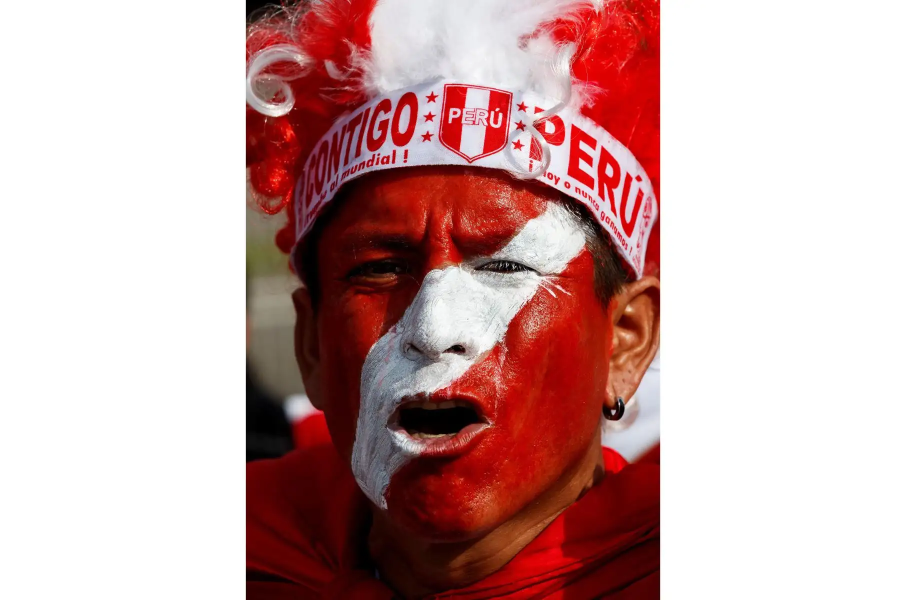 Hinchas peruanos durante el entrenamiento de la selección peruana de futbol en Porto Alegre,Brasil.Foto:EFE
