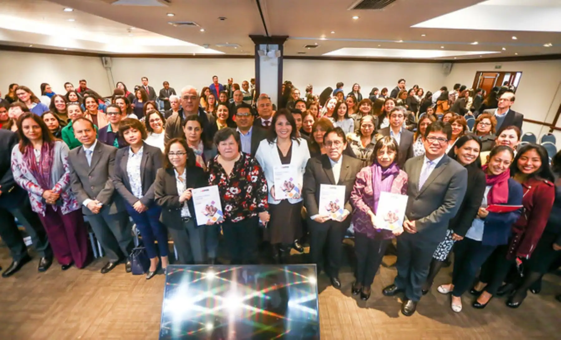 Ministra Bustamante, representantes del INEI y personas que participaron en la presentación. Foto: Midis