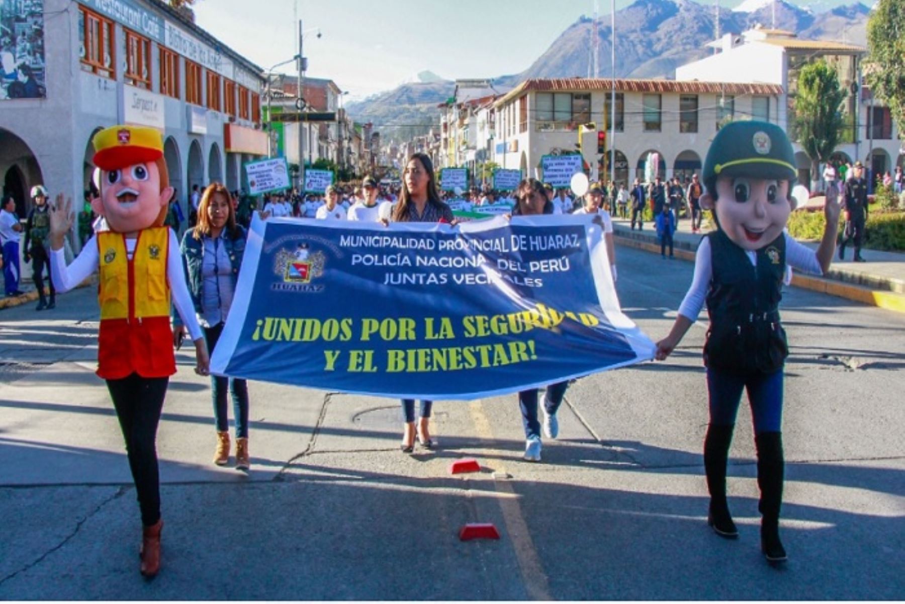 Decenas de ciudadanos se movilizaron hoy por las principales calles de Huaraz, capital de la región Áncash, para participar de la denominada “Marcha por la Paz” en rechazo a los últimos hechos delictivos ocurridos en esta ciudad.