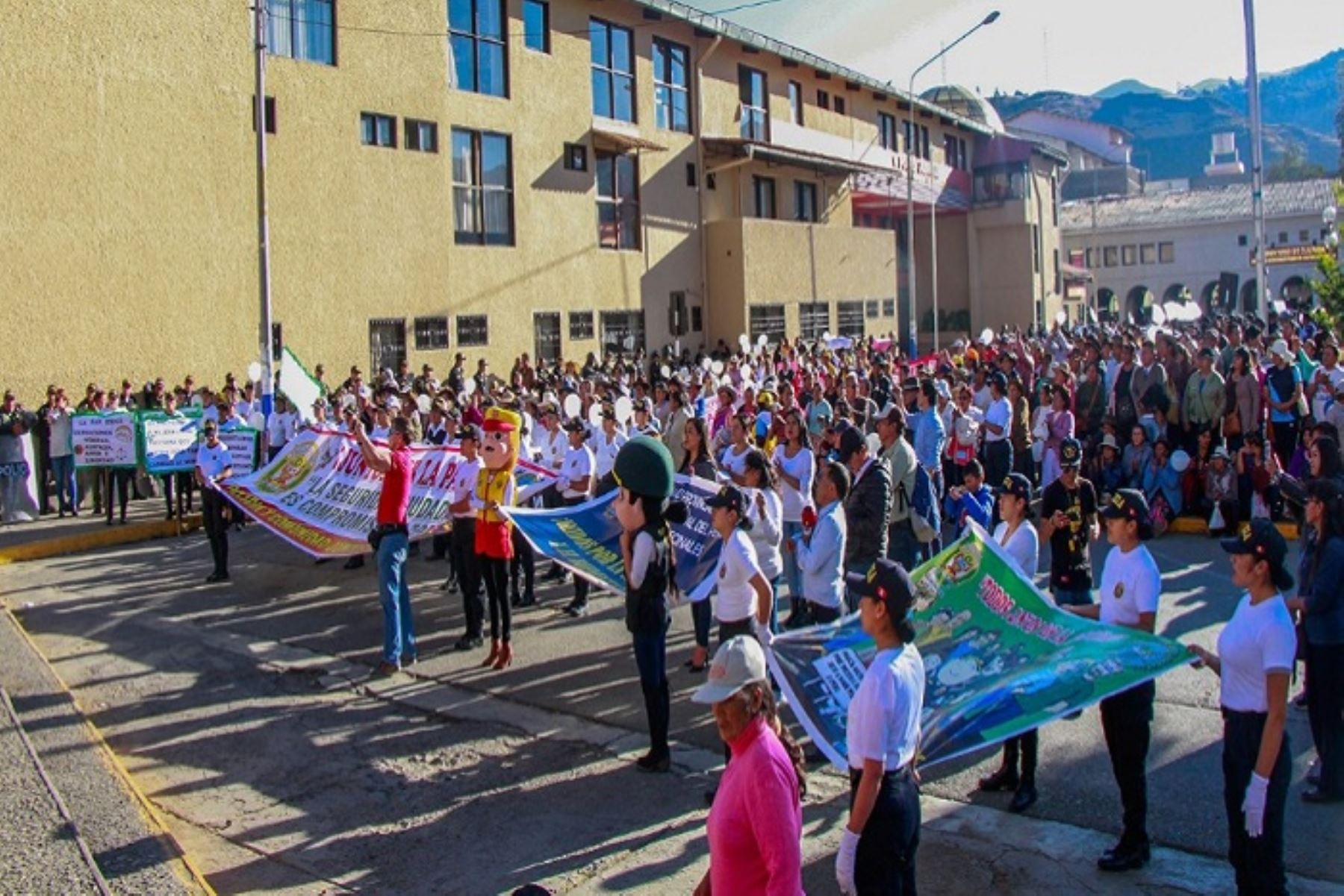Decenas de ciudadanos se movilizaron hoy por las principales calles de Huaraz, capital de la región Áncash, para participar de la denominada “Marcha por la Paz” en rechazo a los últimos hechos delictivos ocurridos en esta ciudad.