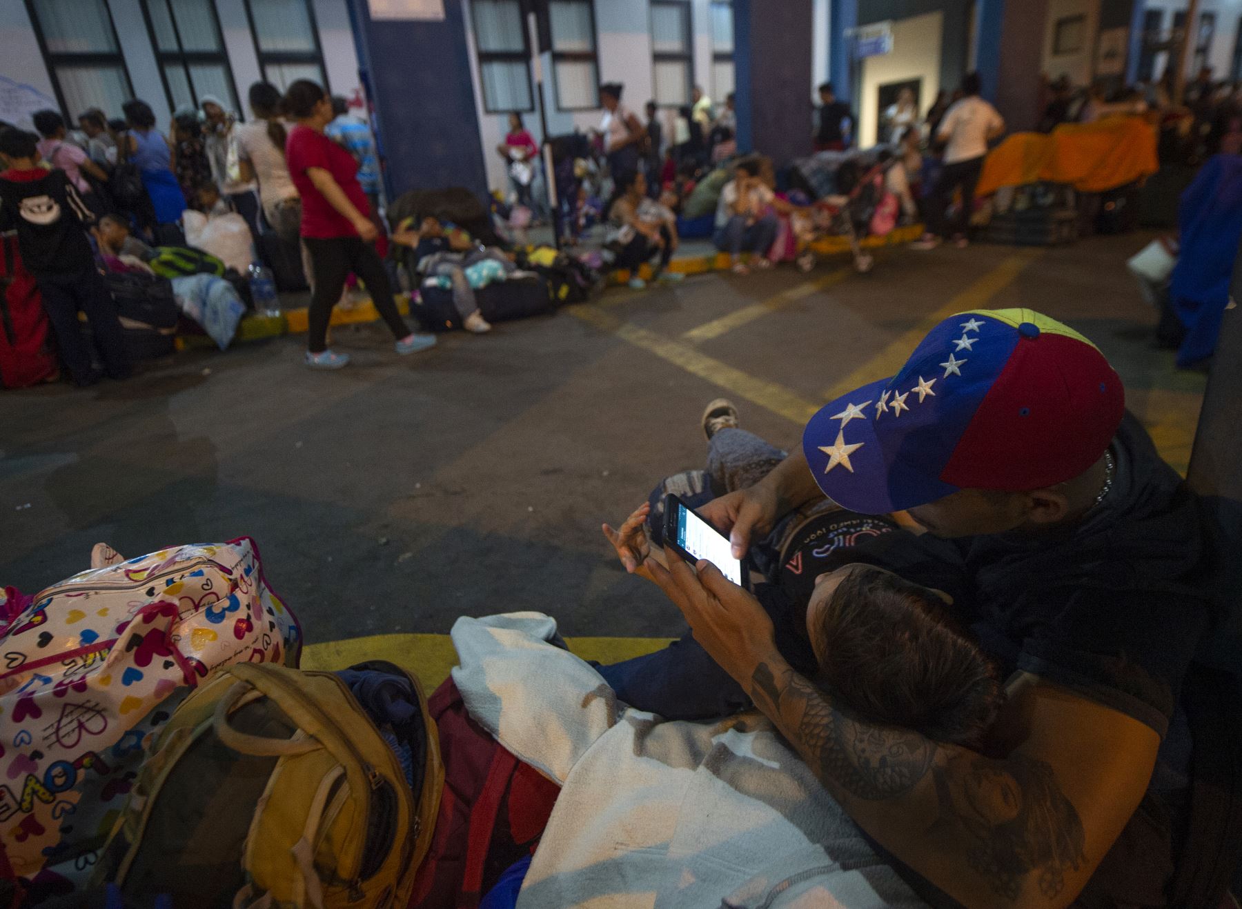 Ciudadanos venezolanos esperan en fila para recibir una solicitud de refugio en un puesto fronterizo peruano en el centro de atención de fronteras binacional (CEBAF) en TumbeS. Foto: AFP