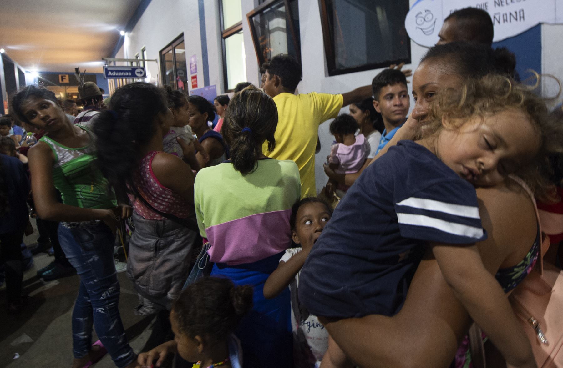 Ciudadanos venezolanos esperan en fila para recibir una solicitud de refugio en un puesto fronterizo peruano en el centro de atención de fronteras binacional (CEBAF) en Tumbes. Foto: AFP