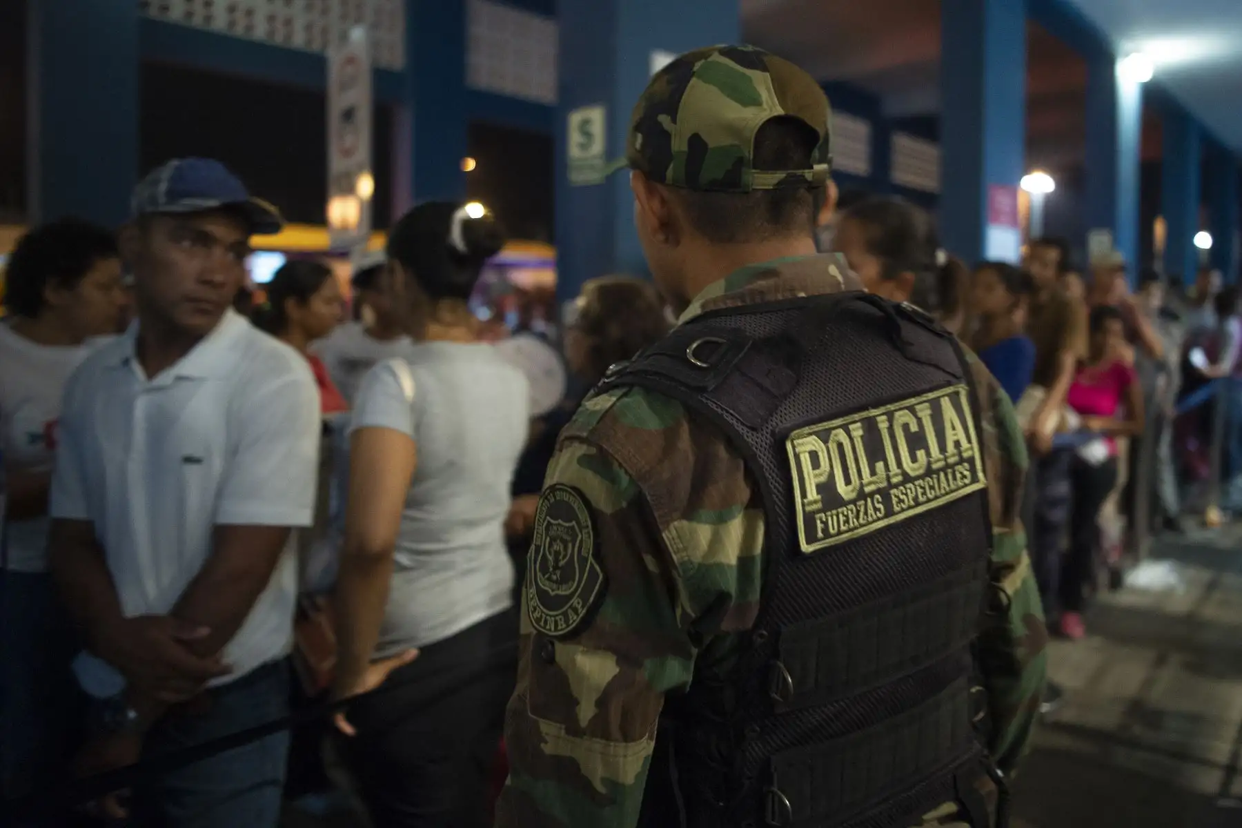 Ciudadanos venezolanos esperan en fila para recibir una solicitud de refugio en un puesto fronterizo peruano en el centro de atención de fronteras binacional (CEBAF) en Tumbes. Foto: AFP