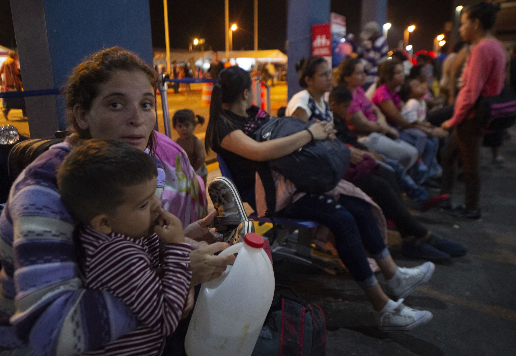 Ciudadanos venezolanos esperan en fila para recibir una solicitud de refugio en un puesto fronterizo peruano en el centro de atención de fronteras binacional (CEBAF) en Tumbes. Foto: AFP