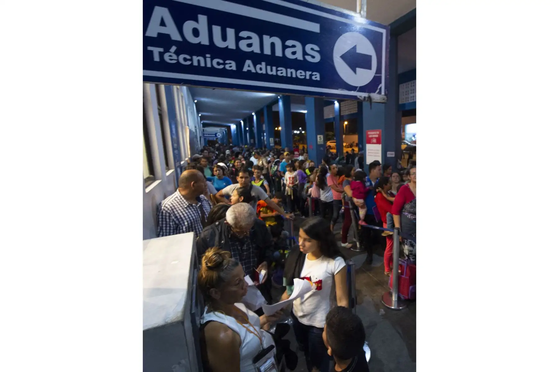 Ciudadanos venezolanos esperan en fila para recibir una solicitud de refugio en un puesto fronterizo peruano en el centro de atención de fronteras binacional (CEBAF) en Tumbes. Foto: AFP