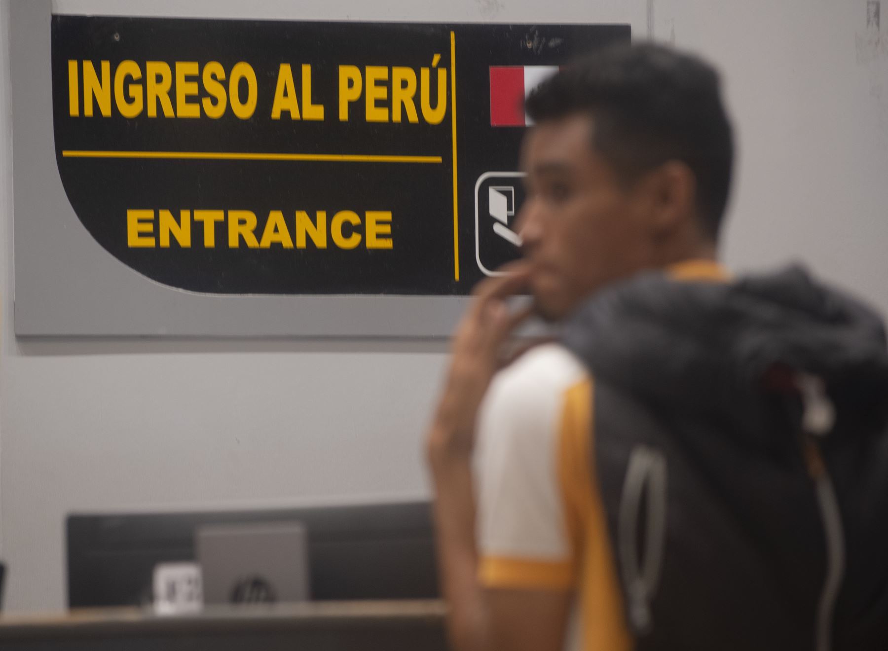 Los ciudadanos venezolanos presentan sus documentos para obtener una solicitud de refugio en el puesto fronterizo peruano en el centro binacional de atención de fronteras (CEBAF) en Tumbes. Foto: AFP