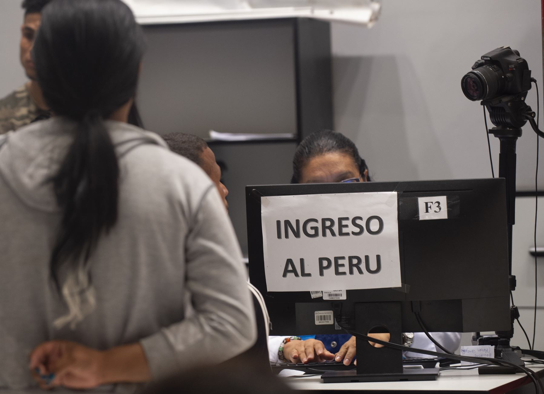 Los ciudadanos venezolanos presentan sus documentos para obtener una solicitud de refugio en el puesto fronterizo peruano en el centro binacional de atención de fronteras (CEBAF) en Tumbes el 13 de junio de 2019. - "Entre el 11 y el 12 de junio, más de 6,000 venezolanos han ingresado al territorio nacional. "dijo Wilmer Dios, gobernador de la región norte de Tumbes, en la frontera con Ecuador, donde casi todos estos migrantes entran al Perú. Alegando razones de seguridad, el gobierno peruano anunció la se