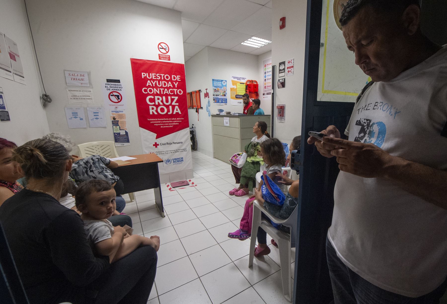 Venezolanos reciben atención médica en un puesto de la Cruz Roja, ya que miles de ciudadanos venezolanos presentan sus documentos para obtener una solicitud de refugiado en el puesto fronterizo peruano en el centro de atención fronterizo binacional (CEBAF) en Tumbes. Foto: AFP