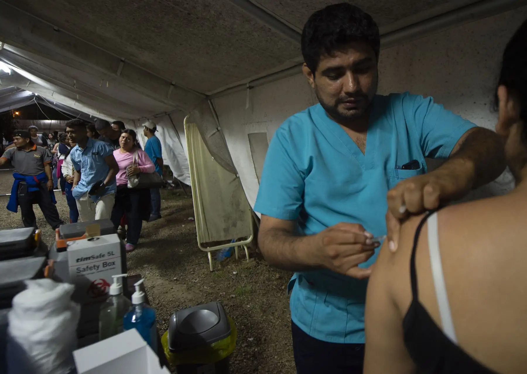 Venezolanos reciben atención médica en un puesto de la Cruz Roja, ya que miles de ciudadanos venezolanos presentan sus documentos para obtener una solicitud de refugiado en el puesto fronterizo peruano en el centro de atención fronterizo binacional (CEBAF) en Tumbes. Foto: AFP