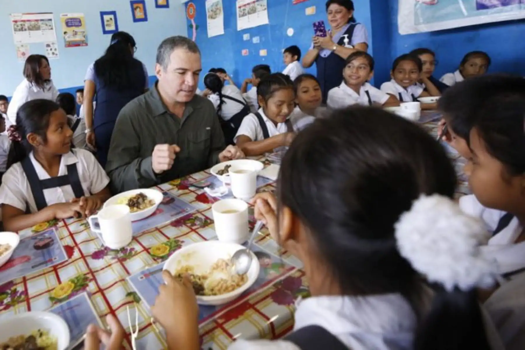Presidente del Consejo de Ministros, Salvador del Solar y ministras de Desarrollo e Inclusión Social, Paola Bustamante, y de la Mujer, Gloria Montenegro, supervisan calidad de alimentación escolar en colegio de Loreto.