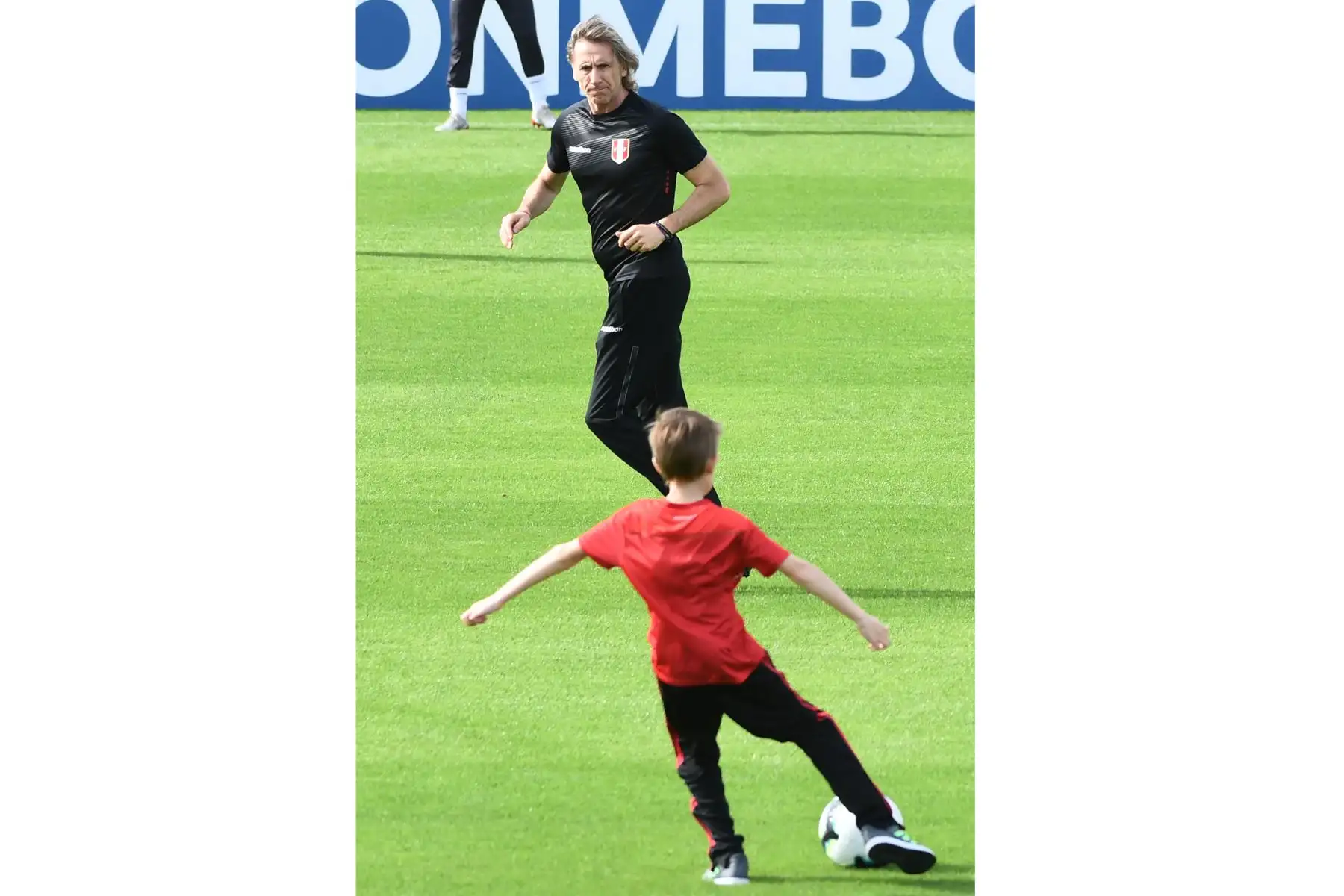 El entrenador Ricardo Gareca, juega al fútbol con su nieto durante el entrenamiento de la Selección Peruana en Porto Alegre, Brasil. Foto: AFP