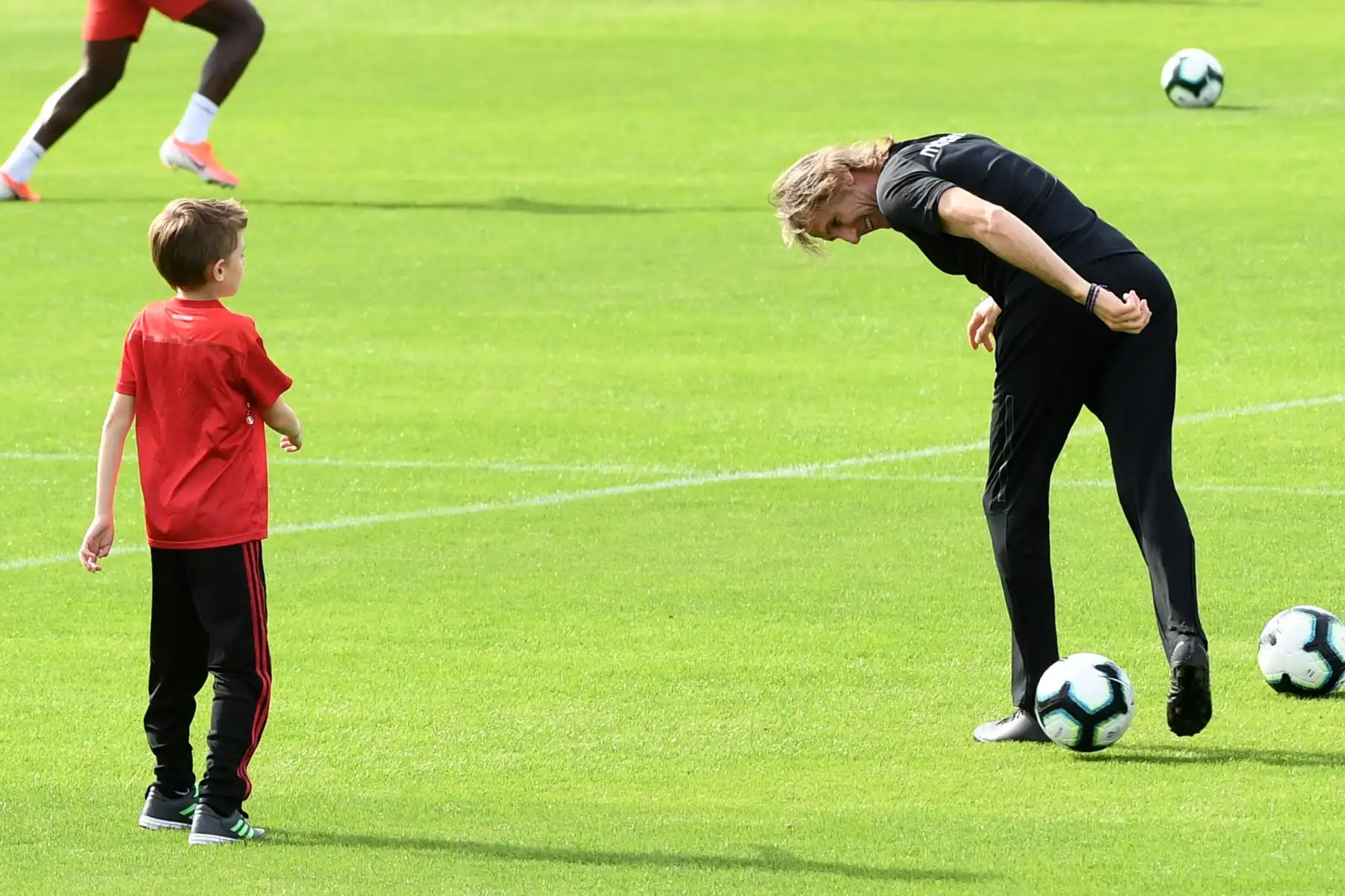 El entrenador Ricardo Gareca, juega al fútbol con su nieto durante el entrenamiento de la Selección Peruana en Porto Alegre, Brasil. Foto: AFP