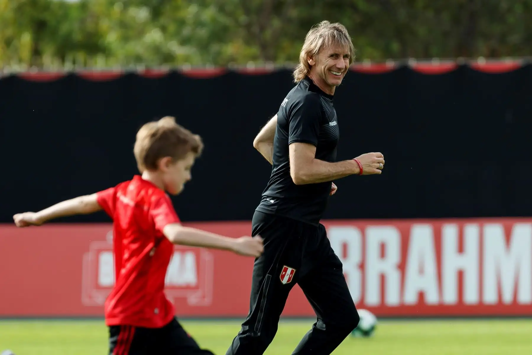 El entrenador de la selección peruana de fútbol,Ricardo Gareca, participa junto a su nieto Benjamín en un entrenamiento del equipo en Porto Alegre, Brasil. Foto: EFE