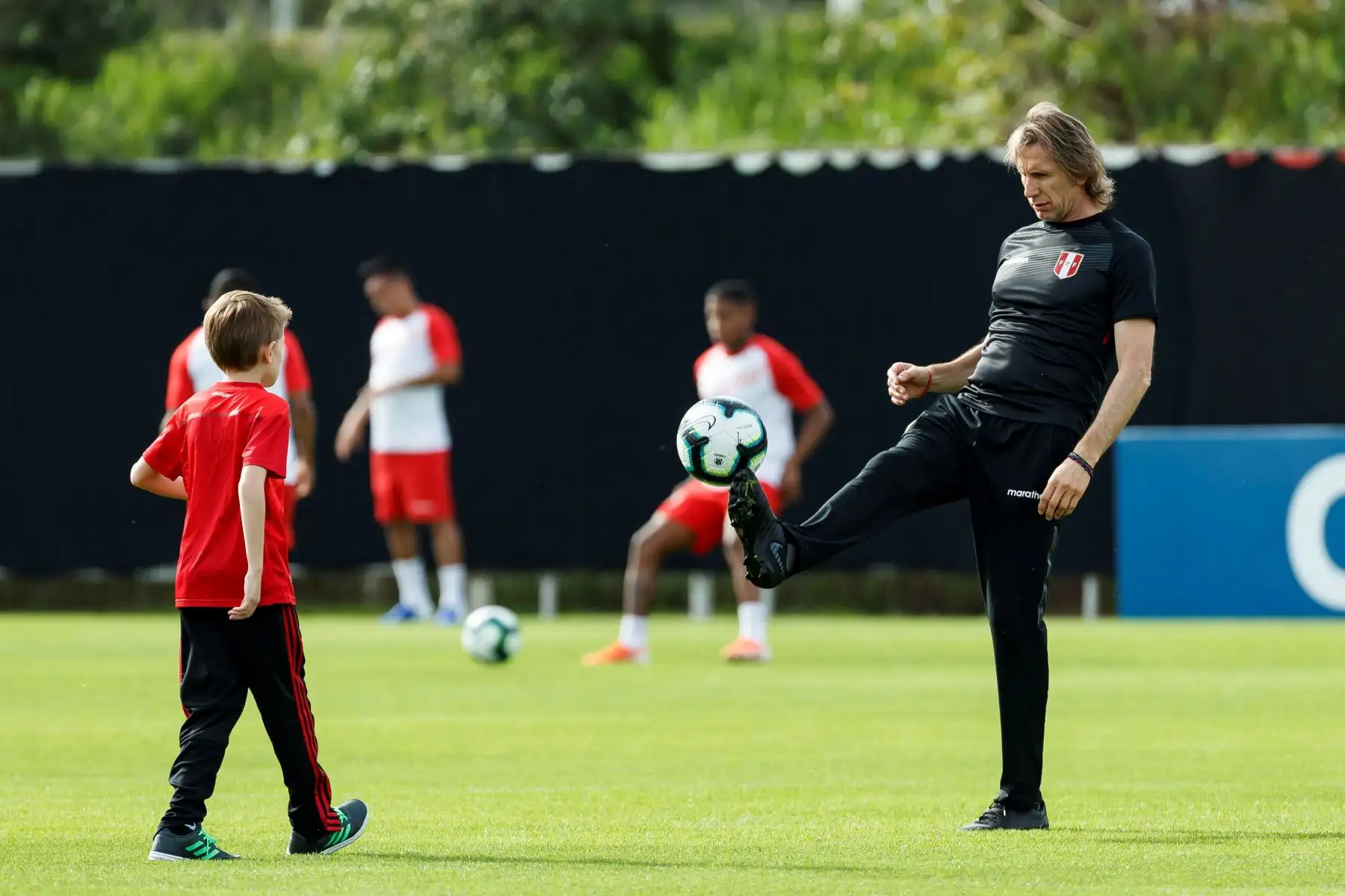 El entrenador de la selección peruana de fútbol,Ricardo Gareca, participa junto a su nieto Benjamín en un entrenamiento del equipo en Porto Alegre, Brasil. Foto: EFE