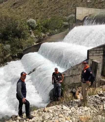 El gobernador regional de Áncash, Juan Carlos Morillo Ulloa, se sumó al llamado formulado por otras autoridades para que la Comunidad Cruz de Mayo acceda a abrir las compuertas y así disminuir los niveles de espejo de la laguna Parón, ubicada en el distrito de Caraz, provincia de Huaylas, región Áncash, la cual ha sido declarada en emergencia por peligro de embalse.ANDINA/Difusión