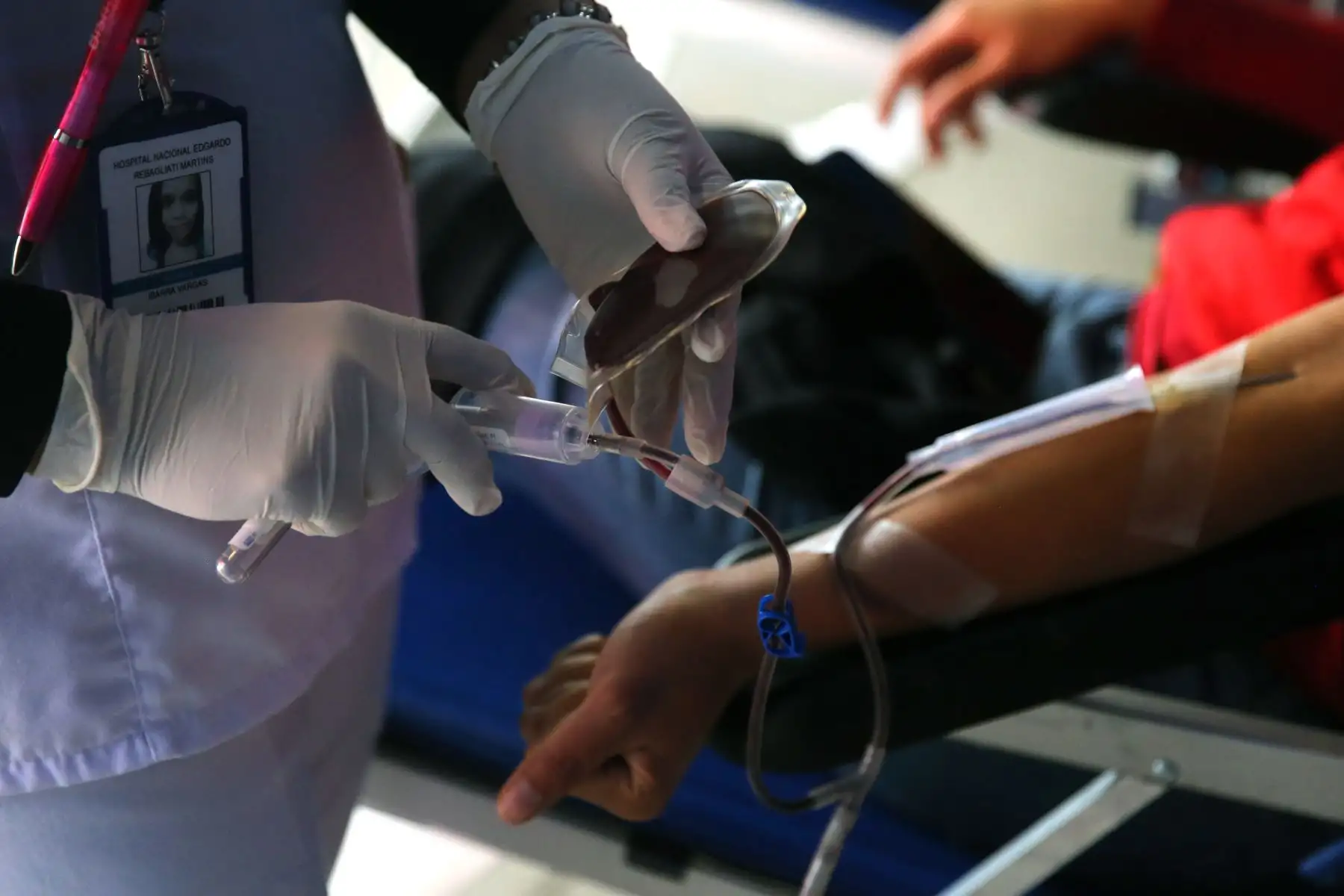 EsSalud forma una bandera peruana con donantes voluntarios de sangre, como parte de la Campaña Hinchas de Sangre, que busca reconocer a las personas que donan sangre en forma permanente y voluntaria. Foto: ANDINA/Vidal Tarqui