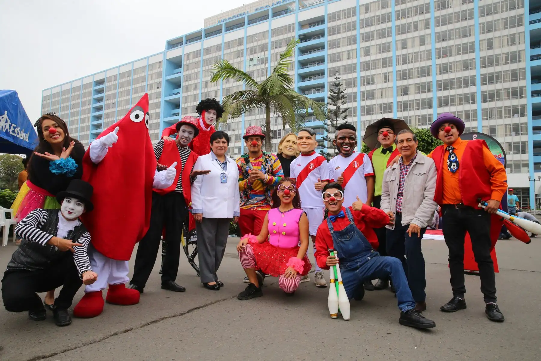 EsSalud forma una bandera peruana con donantes voluntarios de sangre, como parte de la Campaña Hinchas de Sangre, que busca reconocer a las personas que donan sangre en forma permanente y voluntaria. Foto: ANDINA/Vidal Tarqui