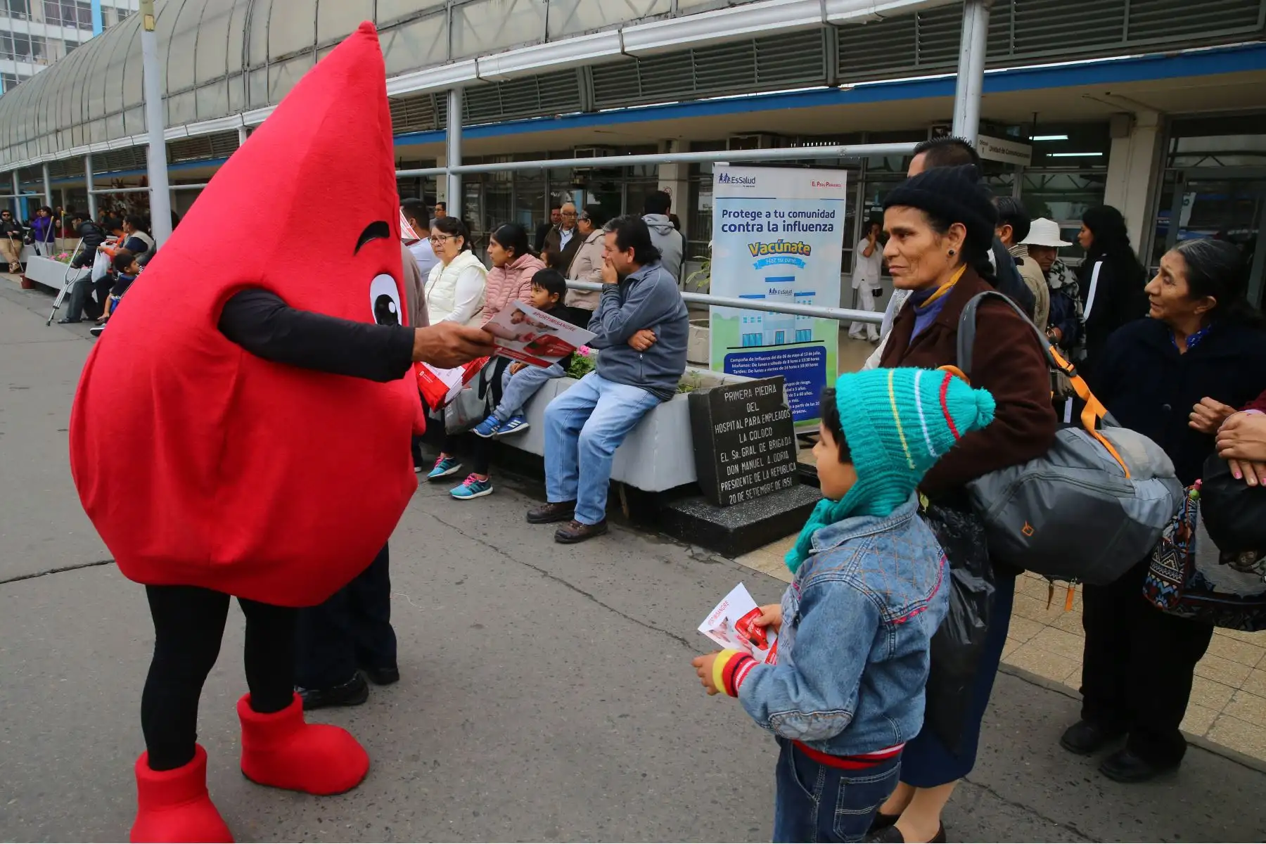 EsSalud forma una bandera peruana con donantes voluntarios de sangre, como parte de la Campaña Hinchas de Sangre, que busca reconocer a las personas que donan sangre en forma permanente y voluntaria. Foto: ANDINA/Vidal Tarqui