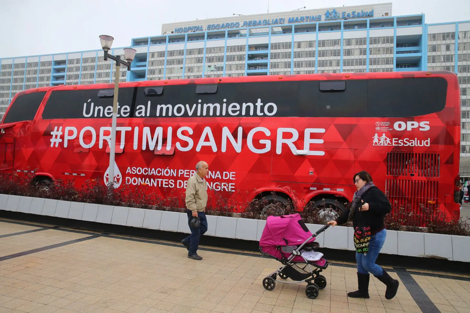 EsSalud forma una bandera peruana con donantes voluntarios de sangre, como parte de la Campaña Hinchas de Sangre, que busca reconocer a las personas que donan sangre en forma permanente y voluntaria. Foto: ANDINA/Vidal Tarqui