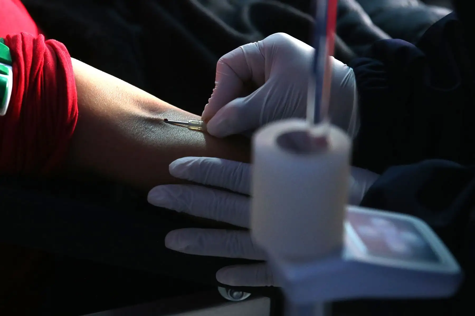 EsSalud forma una bandera peruana con donantes voluntarios de sangre, como parte de la Campaña Hinchas de Sangre, que busca reconocer a las personas que donan sangre en forma permanente y voluntaria. Foto: ANDINA/Vidal Tarqui