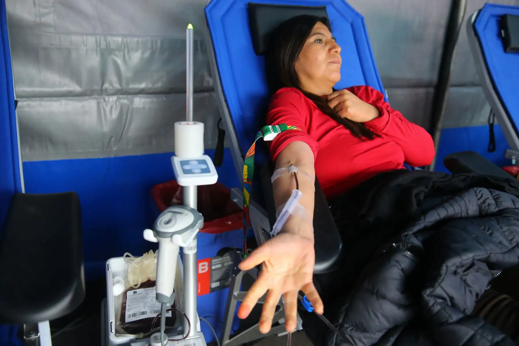 EsSalud forma una bandera peruana con donantes voluntarios de sangre, como parte de la Campaña Hinchas de Sangre, que busca reconocer a las personas que donan sangre en forma permanente y voluntaria. Foto: ANDINA/Vidal Tarqui