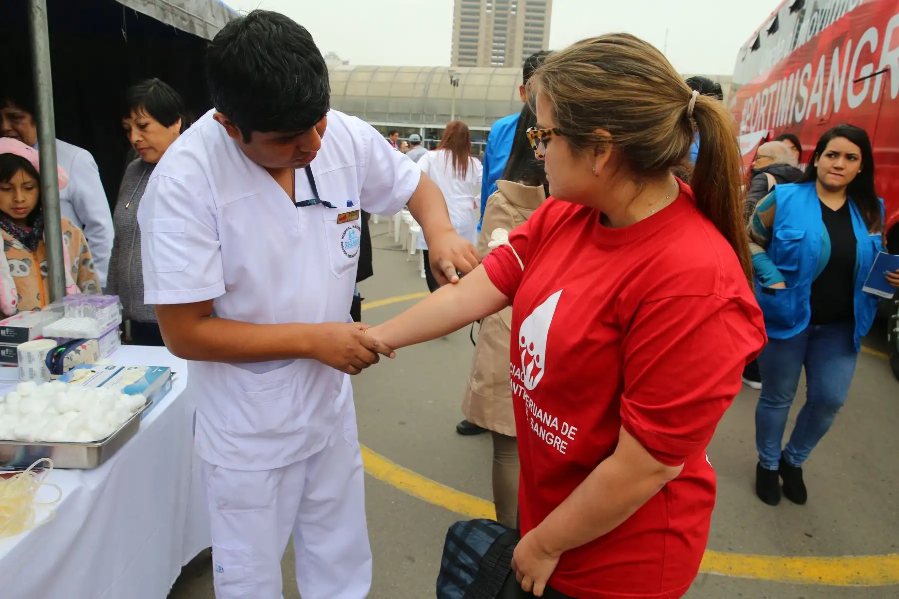 EsSalud forma una bandera peruana con donantes voluntarios de sangre, como parte de la Campaña Hinchas de Sangre, que busca reconocer a las personas que donan sangre en forma permanente y voluntaria. Foto: ANDINA/Vidal Tarqui