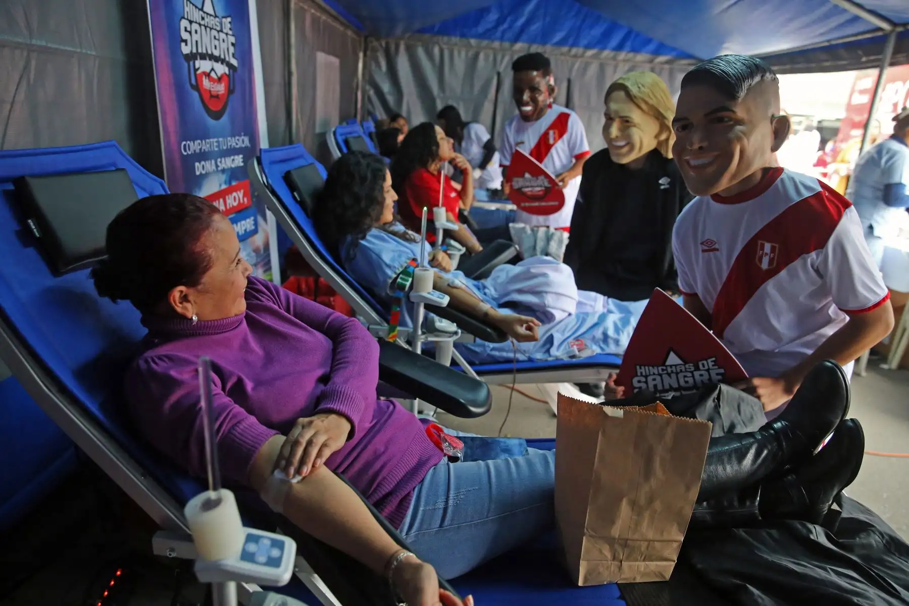 EsSalud forma una bandera peruana con donantes voluntarios de sangre, como parte de la Campaña Hinchas de Sangre, que busca reconocer a las personas que donan sangre en forma permanente y voluntaria. Foto: ANDINA/Vidal Tarqui