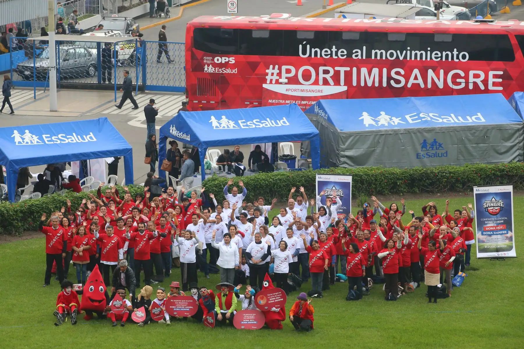 EsSalud forma una bandera peruana con donantes voluntarios de sangre, como parte de la Campaña Hinchas de Sangre, que busca reconocer a las personas que donan sangre en forma permanente y voluntaria. Foto: ANDINA/Vidal Tarqui