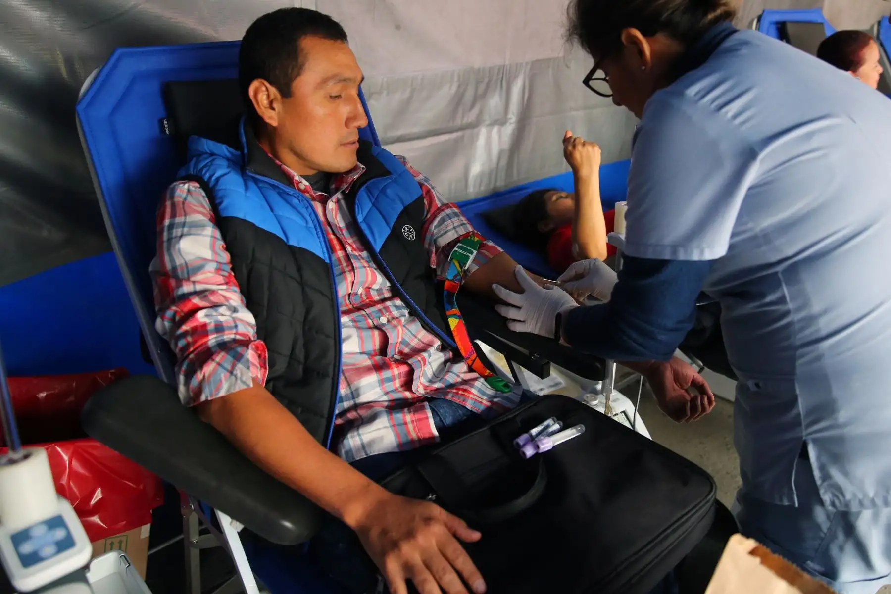 EsSalud forma una bandera peruana con donantes voluntarios de sangre, como parte de la Campaña Hinchas de Sangre, que busca reconocer a las personas que donan sangre en forma permanente y voluntaria. Foto: ANDINA/Vidal Tarqui