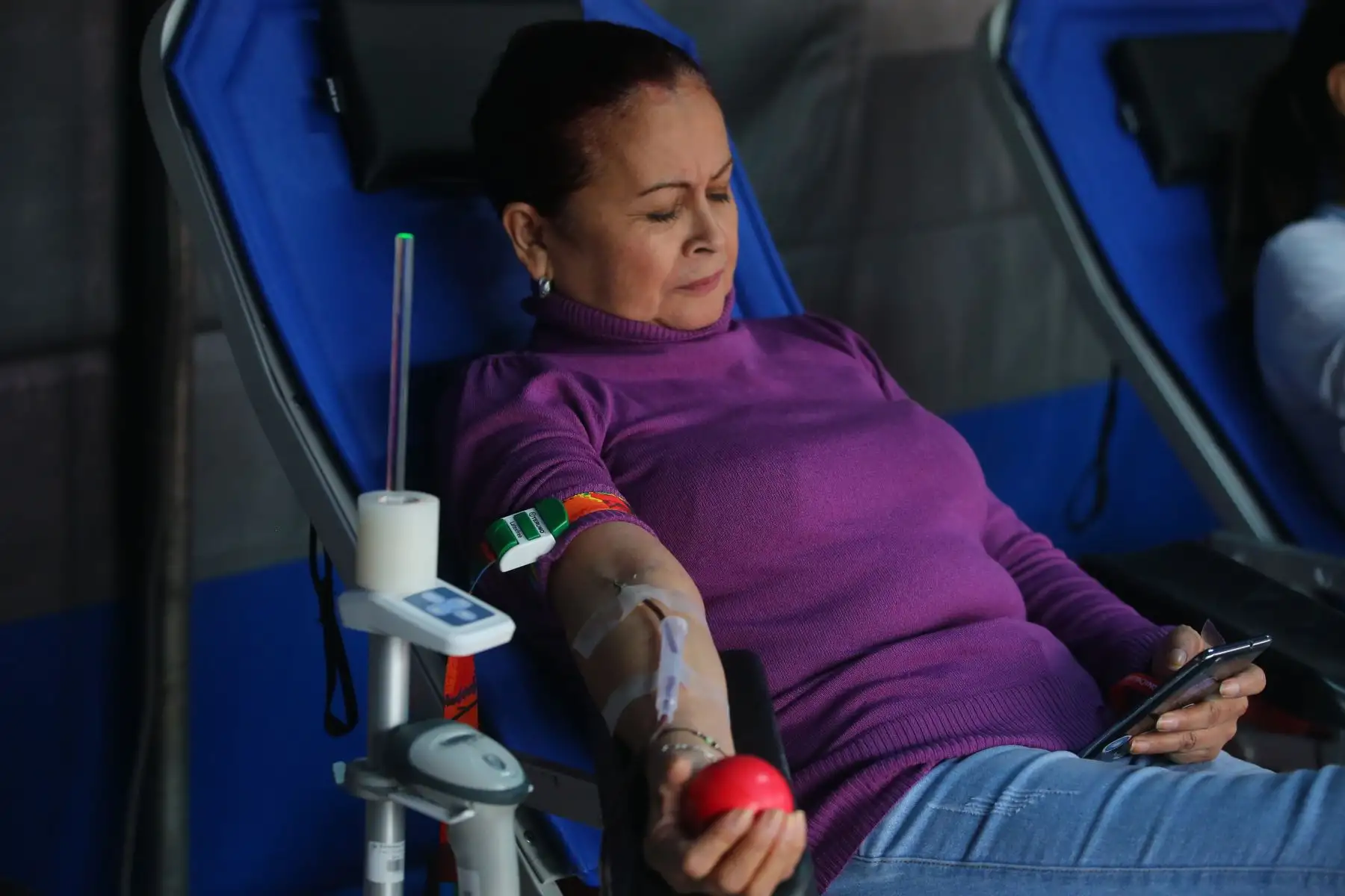 EsSalud forma una bandera peruana con donantes voluntarios de sangre, como parte de la Campaña Hinchas de Sangre, que busca reconocer a las personas que donan sangre en forma permanente y voluntaria. Foto: ANDINA/Vidal Tarqui