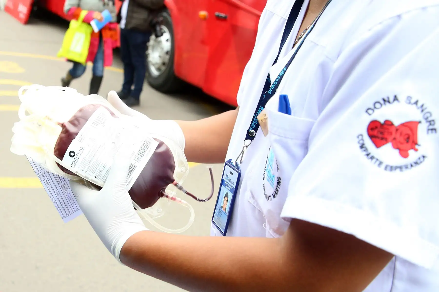 EsSalud forma una bandera peruana con donantes voluntarios de sangre, como parte de la Campaña Hinchas de Sangre, que busca reconocer a las personas que donan sangre en forma permanente y voluntaria. Foto: ANDINA/Vidal Tarqui