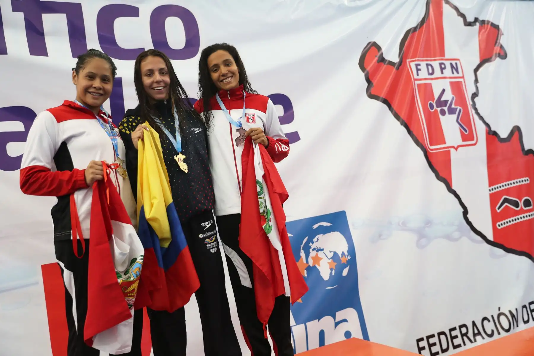Mariagracia Torres de Perú, Laura Rincón de Colombia y Adriana Buendia de Perú obtienen medallas de plata, oro y  bronce, respectivamente en competencia de  200m pecho en el Torneo Copa Pacífico de Natación 2019. Foto: ANDINA/Melina Mejía