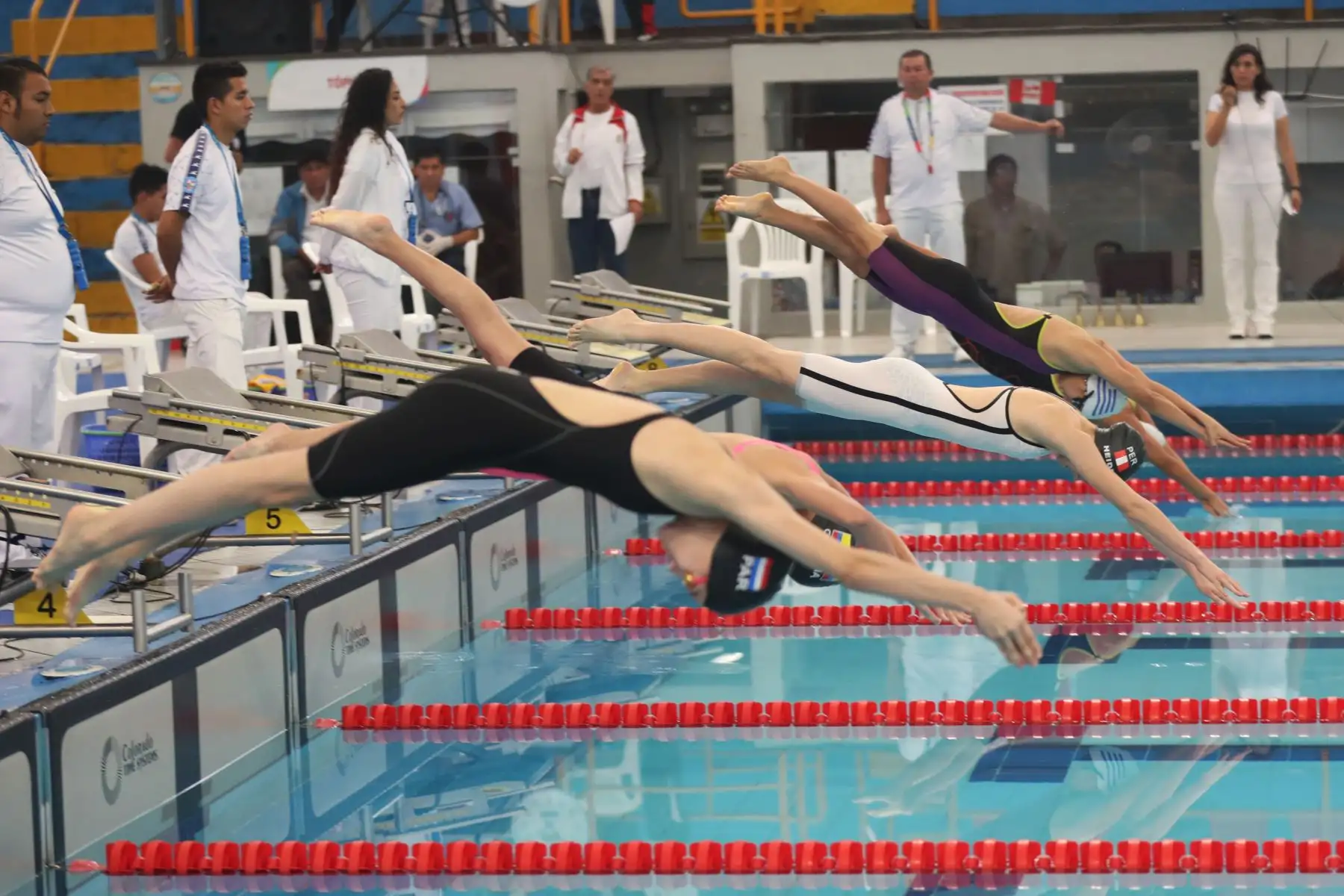 Dharma Brum de Uruguay, Ana María Heider de Perú, Jimena Leguizamon de Colombia y Sol Gaona de Paraguay arrancan   en la competencia de  200m pecho en el Torneo Copa Pacífico de Natación 2019. Foto: ANDINA/Melina Mejía