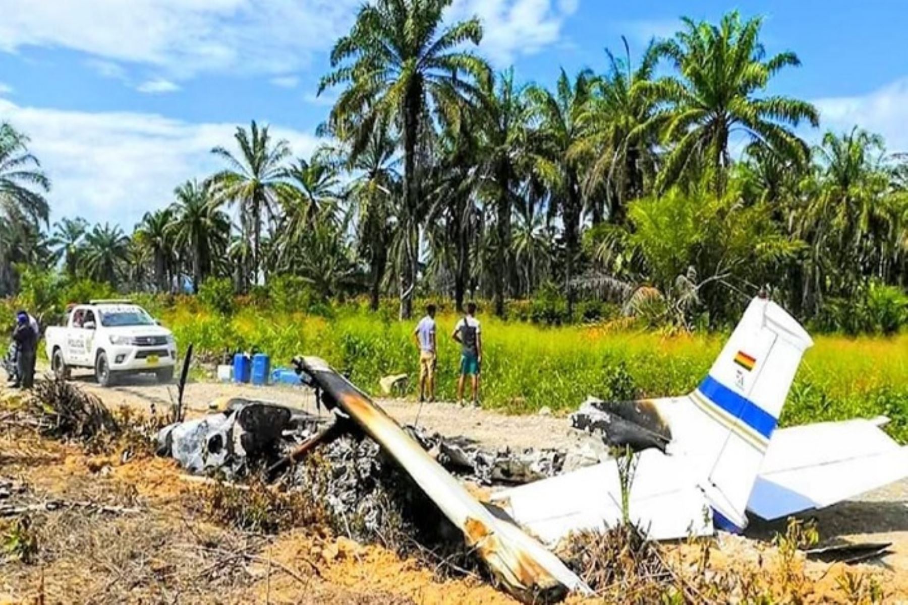 Una avioneta marca Cessna, con bandera y matrícula boliviana, fue hallada quemada esta tarde en la carretera del Alto Huallaga, en el distrito de Pólvora, cerca al centro poblado de Chachuayaku a 25 minutos al norte de la ciudad de Tocache, en el sur de la región San Martín. Foto: Maykol tv