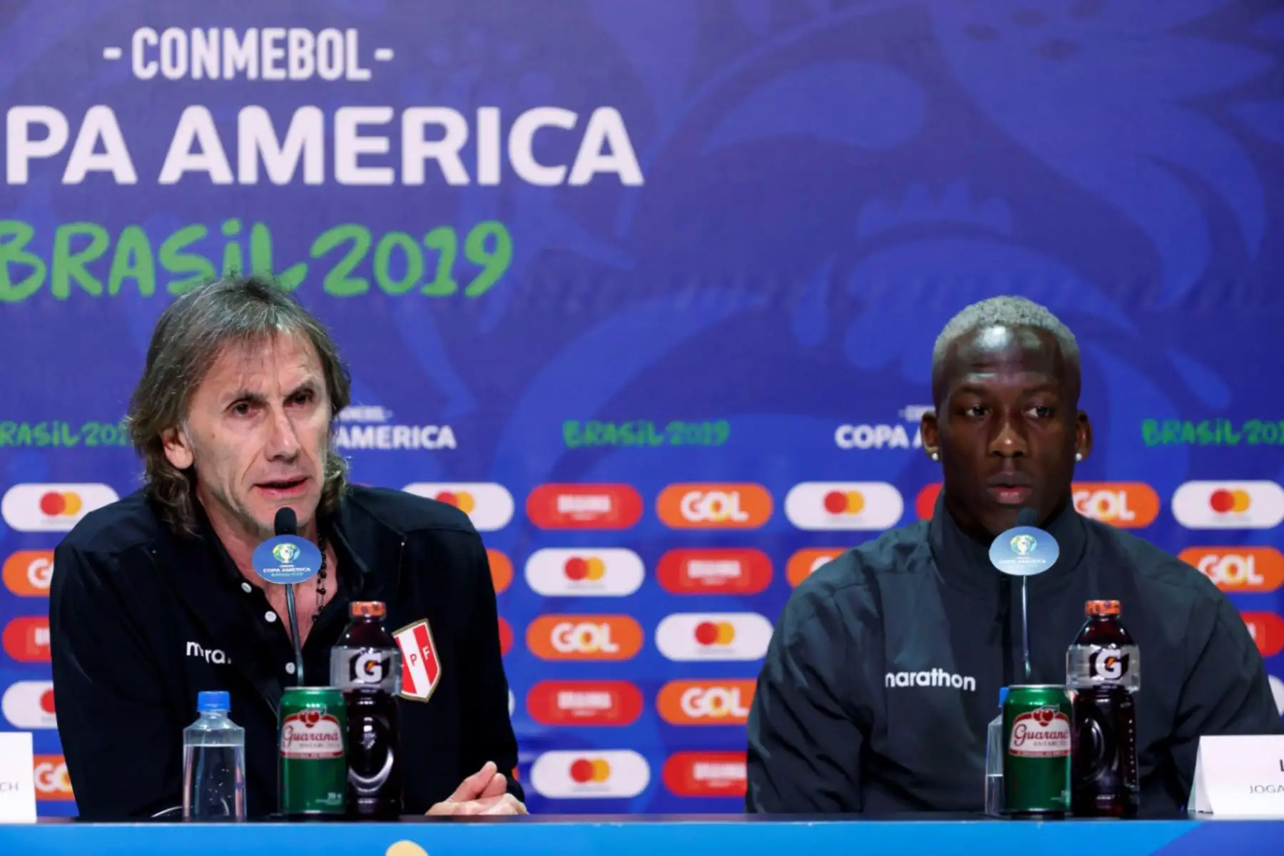 El entrenador de la selección peruana de fútbol el argentino Ricardo Gareca participa en una rueda de prensa este viernes en el estadio Arena do Gremio, como parte de la Copa América 2019, en la ciudad de Porto Alegre (Brasil). EFE/José Méndez