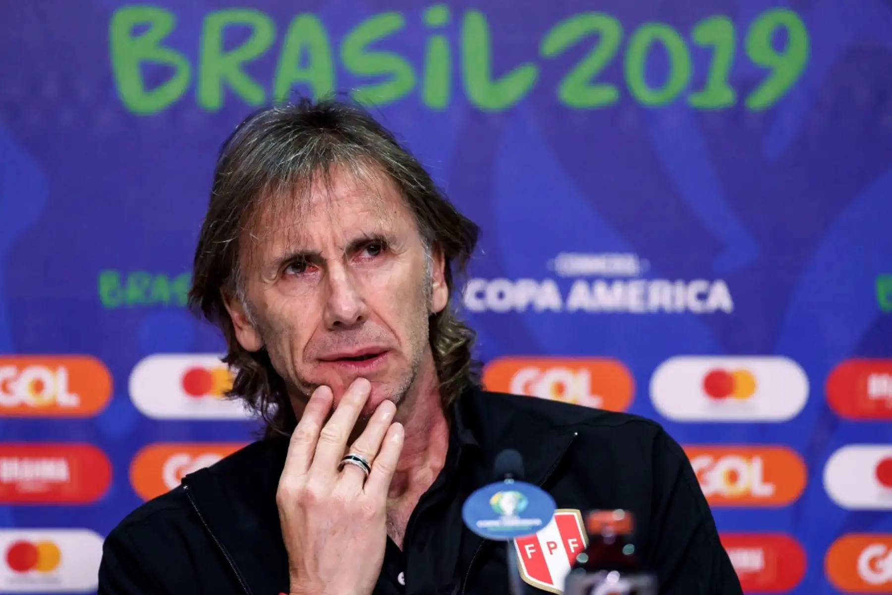 El entrenador de la selección peruana de fútbol el argentino Ricardo Gareca participa en una rueda de prensa este viernes en el estadio Arena do Gremio, como parte de la Copa América 2019, en la ciudad de Porto Alegre (Brasil). EFE/José Méndez