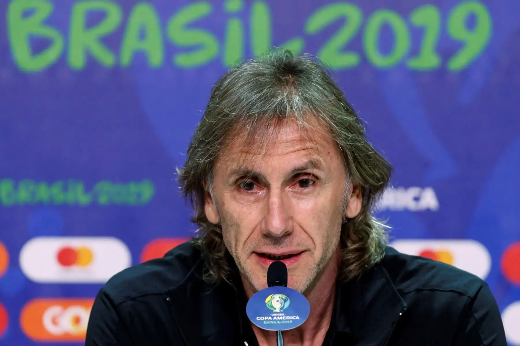 El entrenador de la selección peruana de fútbol el argentino Ricardo Gareca participa en una rueda de prensa este viernes en el estadio Arena do Gremio, como parte de la Copa América 2019, en la ciudad de Porto Alegre (Brasil). EFE/José Méndez
