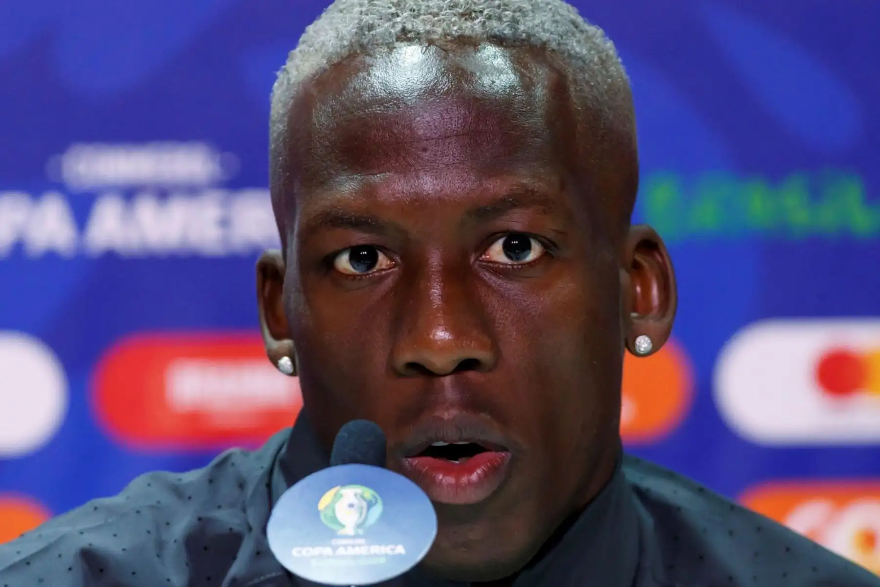 El jugador de la selección peruana de fútbol, Luis Advíncula, participa en una rueda de prensa este viernes en el estadio Arena do Gremio, como parte de la Copa América 2019, en la ciudad de Porto Alegre (Brasil). EFE/José Méndez