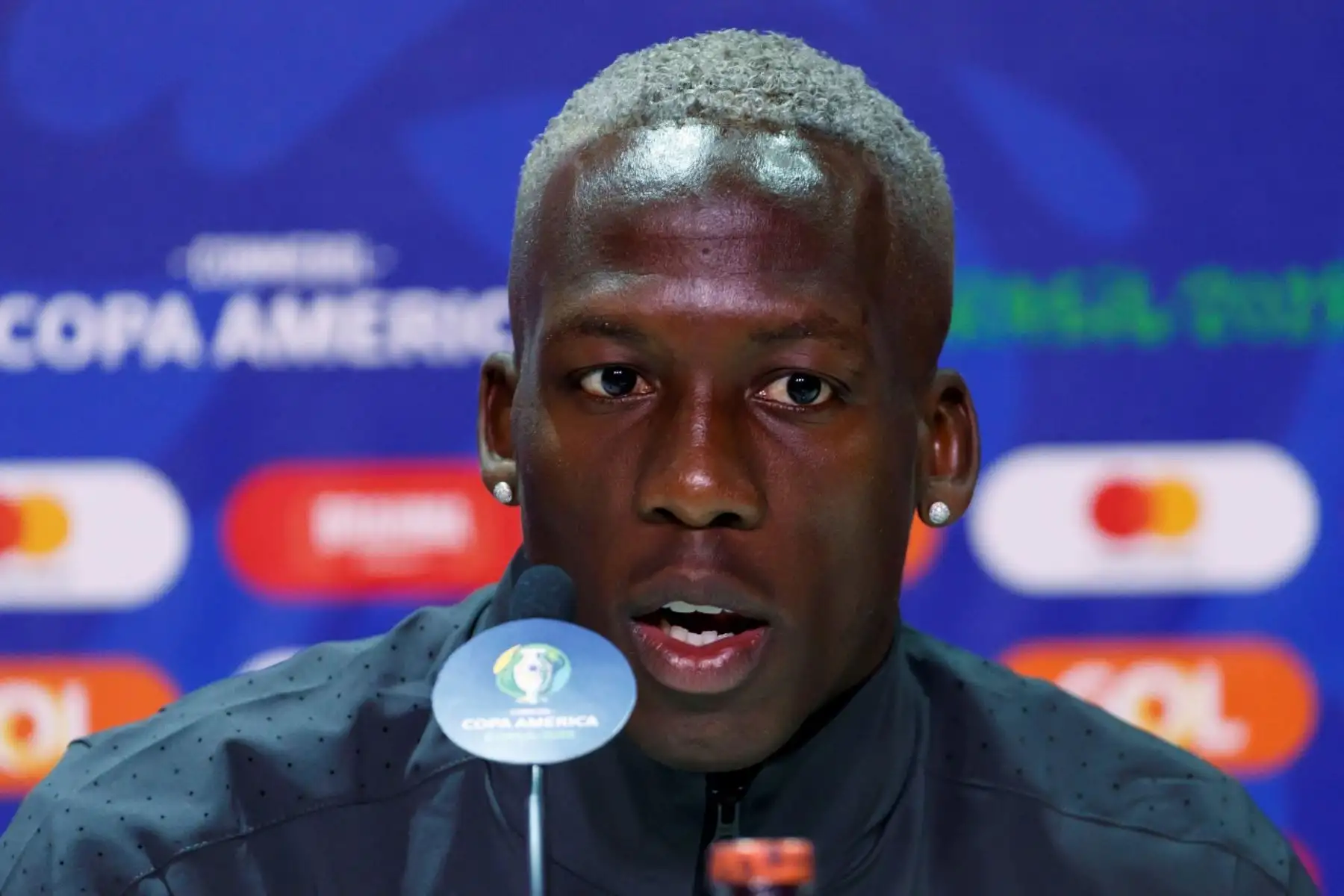 El jugador de la selección peruana de fútbol, Luis Advíncula, participa en una rueda de prensa este viernes en el estadio Arena do Gremio, como parte de la Copa América 2019, en la ciudad de Porto Alegre (Brasil). EFE/José Méndez