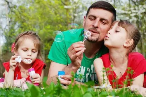 El mejor papá es el que sabe comunicarse con sus hijos y establece el principio de autoridad. Foto: INTERNET/Medios