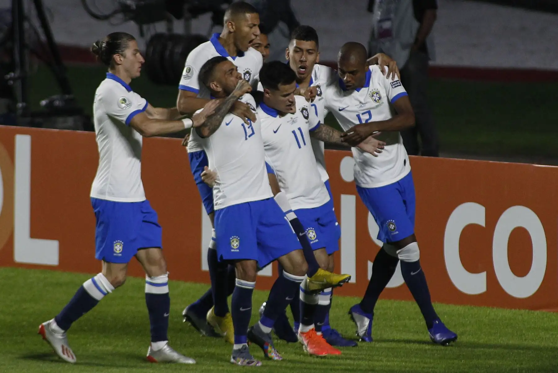 El brasileño Philippe Coutinho (11) celebra con sus compañeros de equipo después de marcar contra Bolivia durante su partido de torneo de fútbol de la Copa América en el estadio Morumbi, en Sao Paulo, Brasil.Foto:AFP