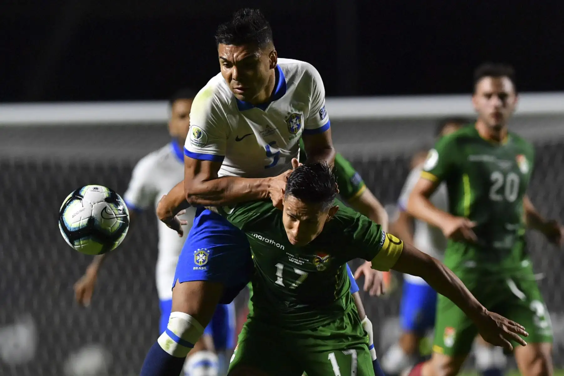 El brasileño Casemiro (arriba) y el boliviano Marvin Bejarano compiten por el balón durante su partido de torneo de fútbol de la Copa América en el estadio, en el Morumbi, Sao Paulo, Brasil.Foto.AFP