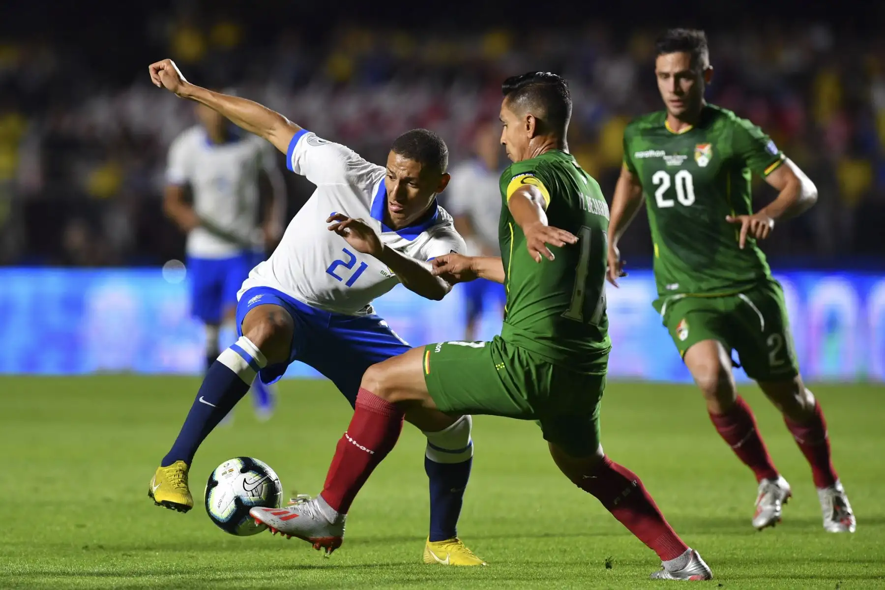 Richarlison (L) de Brasil y Marvin Bejarano de Bolivia compiten por el balón durante su partido de torneo de fútbol de la Copa América en el estadio Morumbi, en Sao Paulo, Brasil