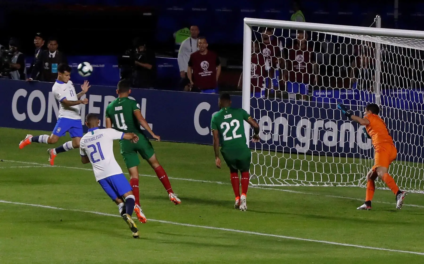 Philippe Countinho (i) anota un gol en el partido inaugural entre Brasil y Bolivia del Grupo A en la Copa América de Fútbol 2019, en el Estadio Morumbi de São Paulo, Brasil.Foto.EFE