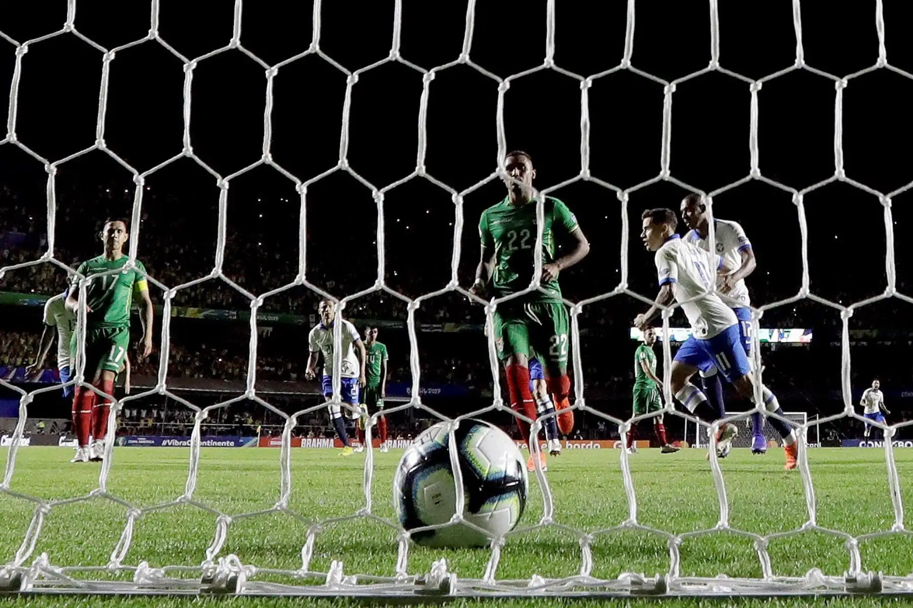 El jugador de Brasil Philippe Coutinho (2-d) celebraciones para el partido inaugural entre Brasil y Bolivia Grupo A en la Copa América de Fútbol 2019, en el Estadio Morumbi de São Paulo, Brasil.Foto:EFE