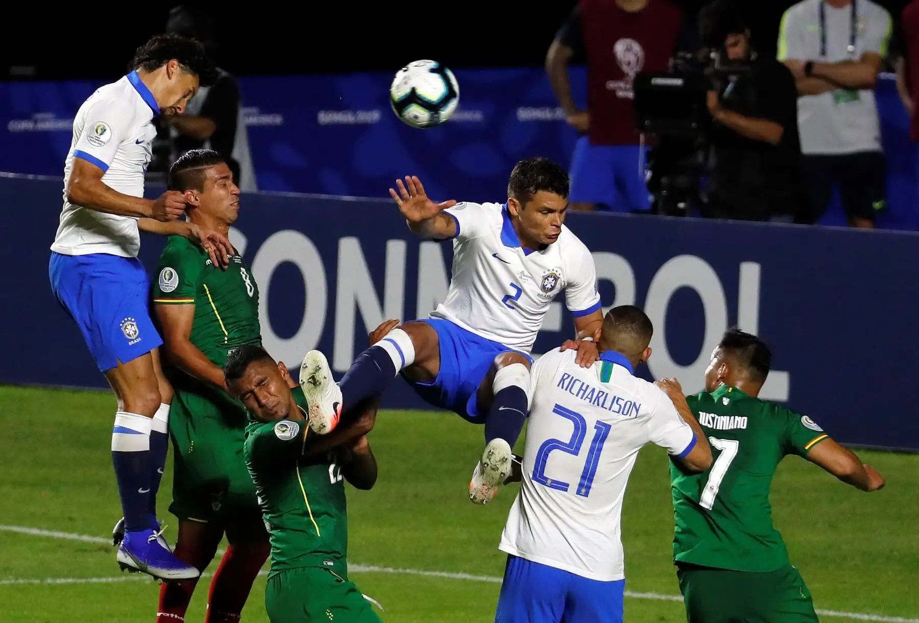 El jugador de Brasil Thiago Silva (c) salta por el balón en el partido inaugural entre Brasil y Bolivia del Grupo A en la Copa América de Fútbol 2019, en el Estadio Morumbi de São Paulo, Brasil.Foto.AFP