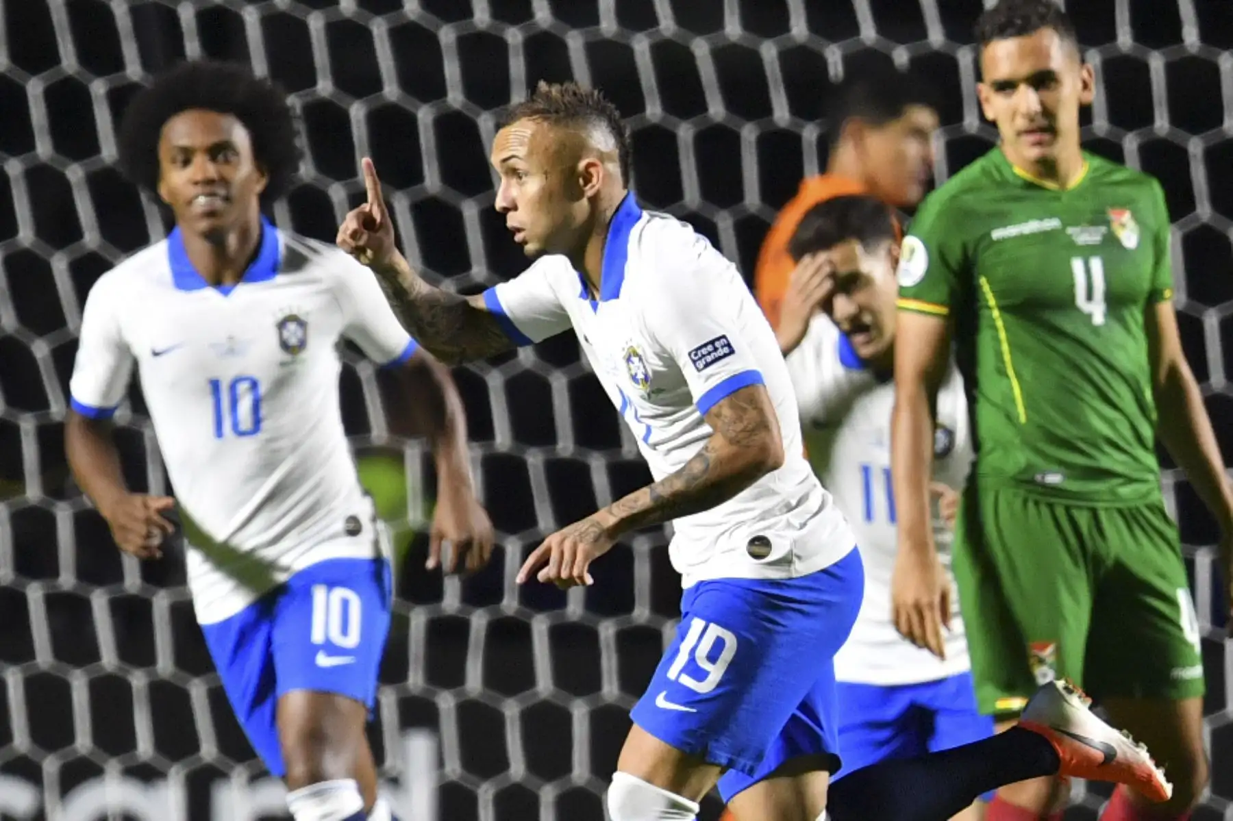 El Everton (C) de Brasil se celebra después de anotar contra Bolivia durante su partido de torneo de fútbol de la Copa América en el estadio Morumbi, en Sao Paulo, Brasil.Foto.AFP