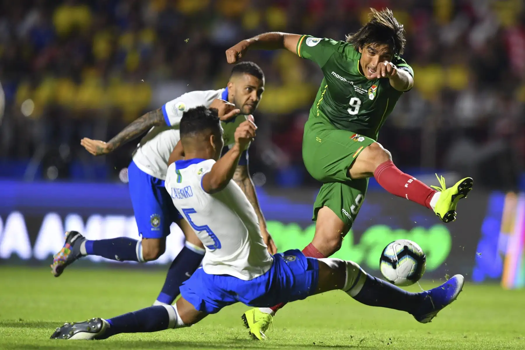 Marcelo Martins (R) de Bolivia está marcado por Casemiro de Brasil durante su partido de torneo de fútbol de la Copa América en el estadio Morumbi, en Sao Paulo, Brasil.Foto: AFP
