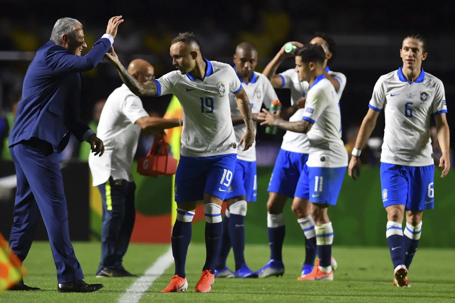 El Everton de Brasil celebra con el entrenador Tite luego de marcar ante Bolivia durante el partido de torneo de fútbol de la Copa América en el estadio Morumbi, en Sao Paulo, Brasil.Foto:AFP
