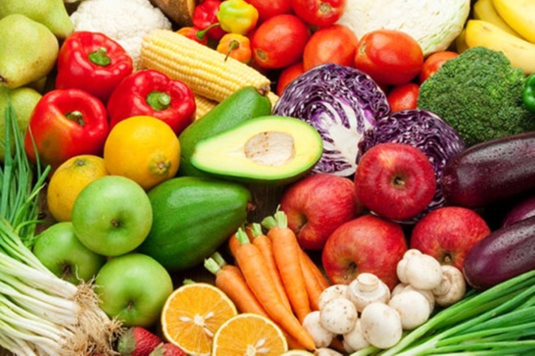 El consumo frecuente de verduras resulta clave para nuestra buena salud gracias a su aporte de nutrientes como vitaminas, minerales, antioxidantes, fibra y agua.  ANDINA/Difusión